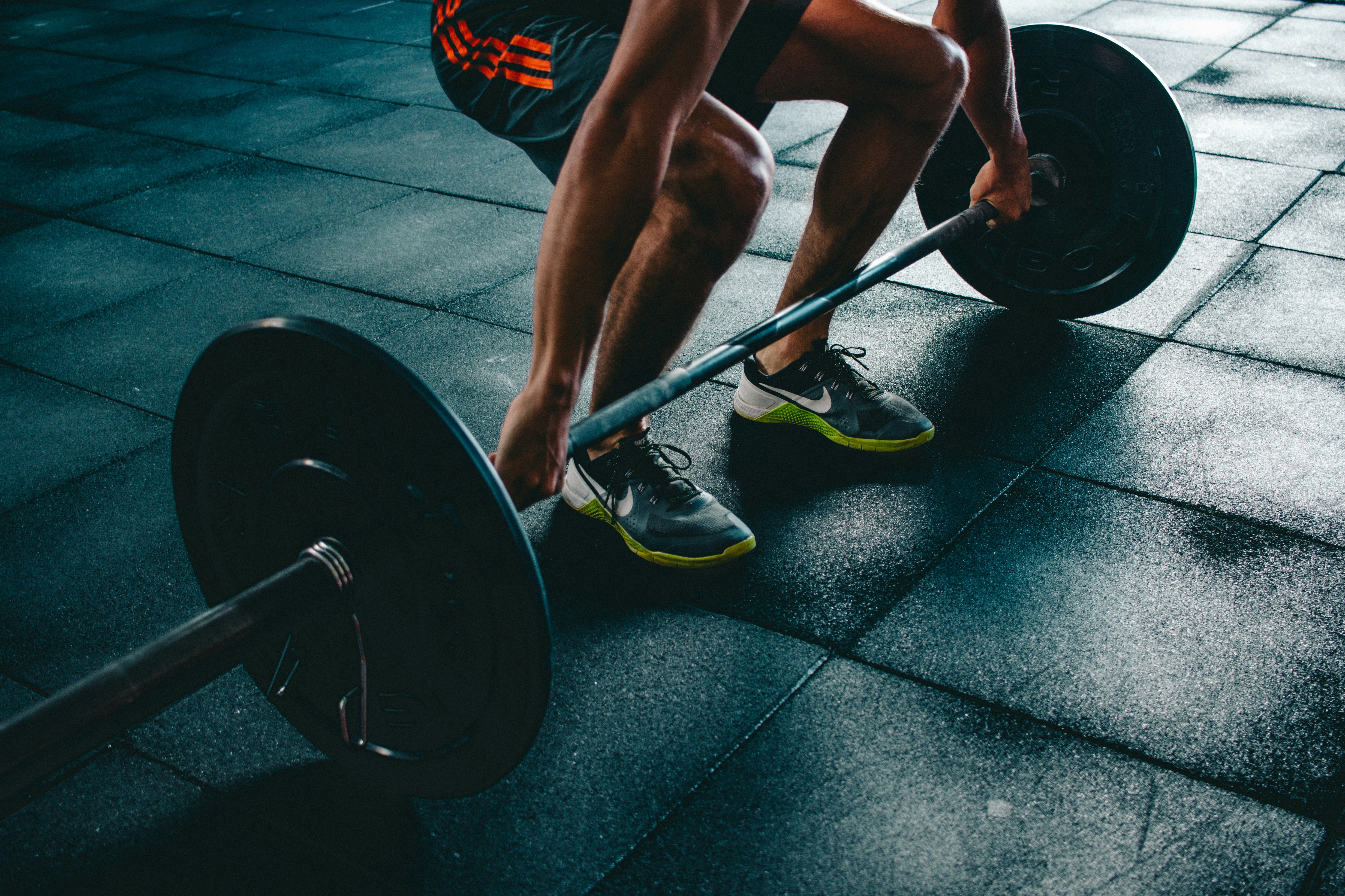 Machines vs. Free Weights: Which is Actually Better for Beginners?